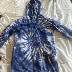 size large blue and white tie die sweatshirt